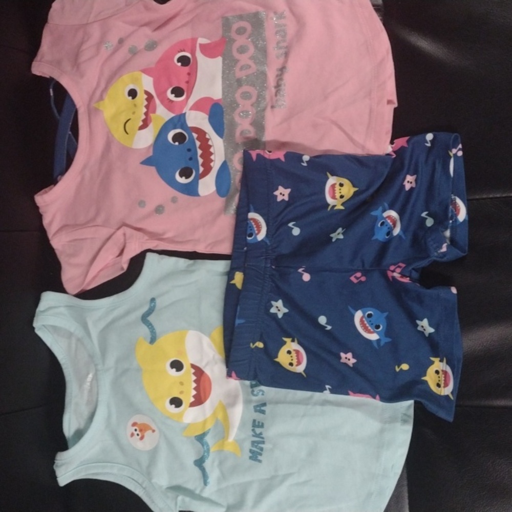 Baby Shark Size 3T Multi colors